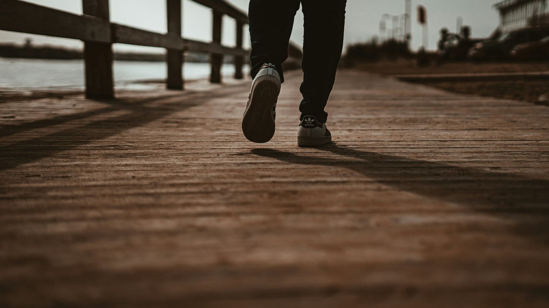 4000 steps a day (Image via Unsplash/Chris Hardy)